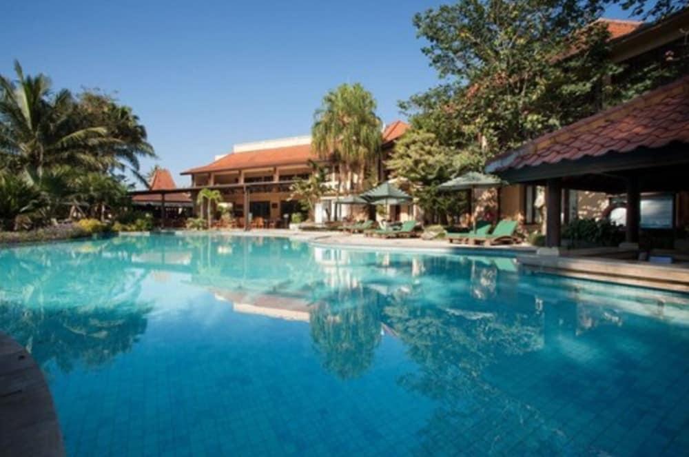 Laras Asri Resort & Spa Салатига Экстерьер фото